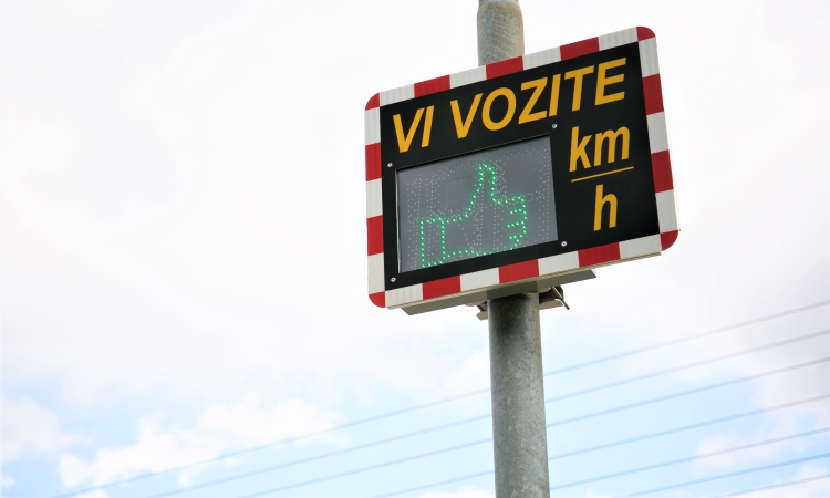 Pametna signalizacija za večjo varnost pešcev in kolesarjev v lokalnih skupnostih