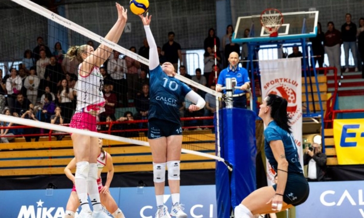 Odbojkarice Calcita Volleyja so na prvi finalni tekmi državnega prvenstva premagale OTP banko Branik s 3:0