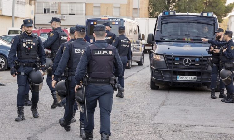 V Španiji aretirali mamo zaradi domnevne prodaje svoje novorojenke