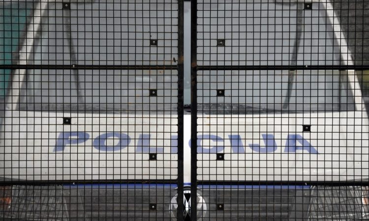 Policija zavrača očitke o razkrivanju varovanih podatkov in pristranskosti preiskave