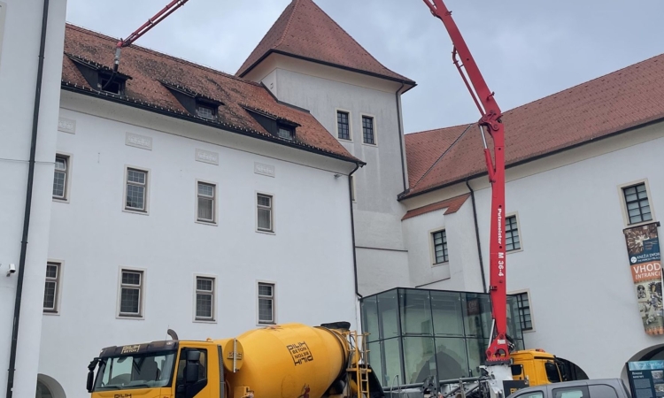 V mansardi Knežjega dvora nastaja prostor za začasne razstave