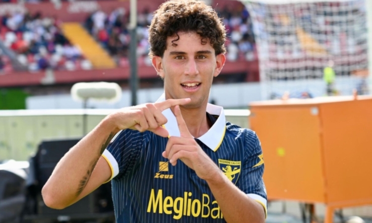 Filippo Grosso zablestel ob debiju in opozoril, da stopa po svoji poti