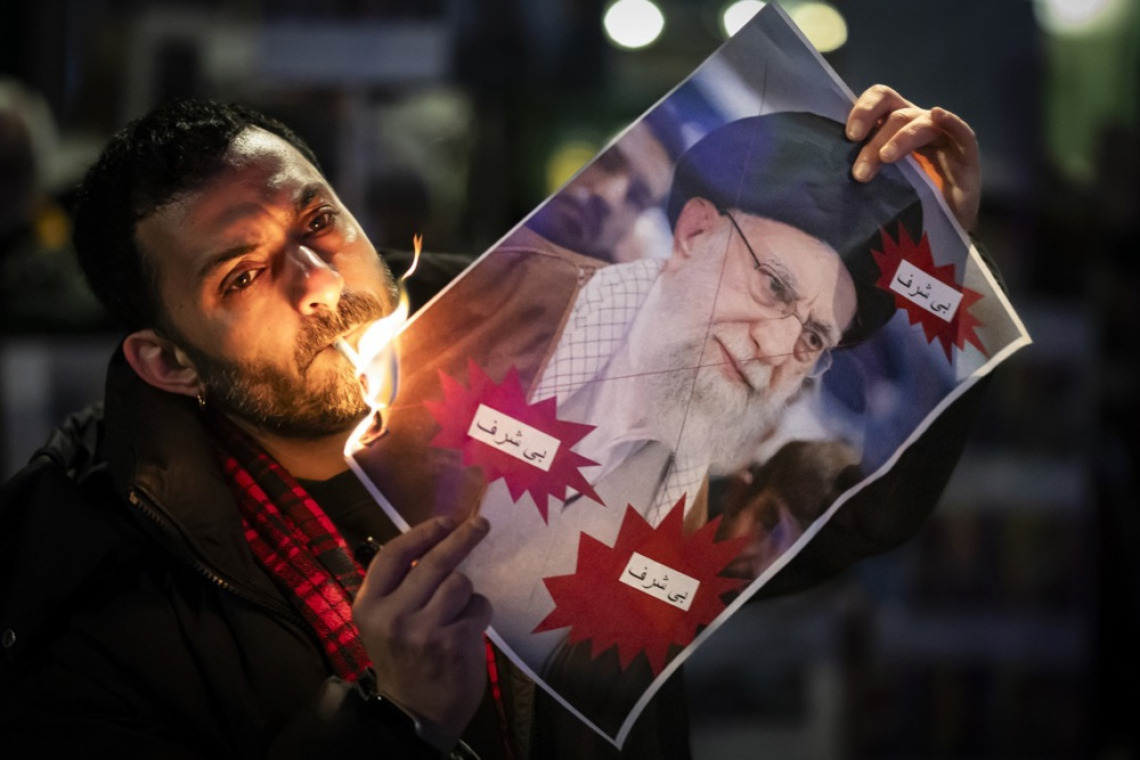 Iranski protestniki razkrivajo krizo režima, ki je zamenjal blaginjo za sovraštvo