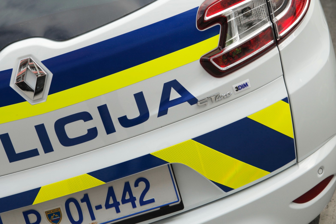Policija išče voznika po trčenju v parkirni hiši Glazija