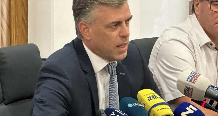 Mestna občina Novo mesto po napadu pred šolo zahteva ukrepanje