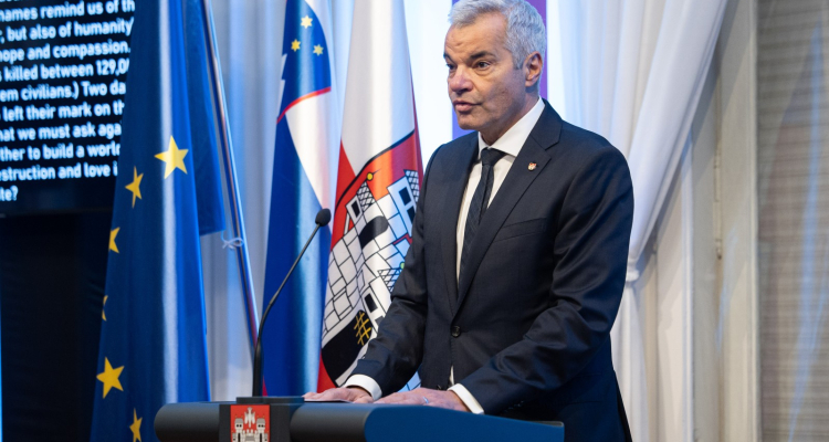 Arsenovič molči ob novih razkritjih, pozivi k odstopu se stopnjujejo
