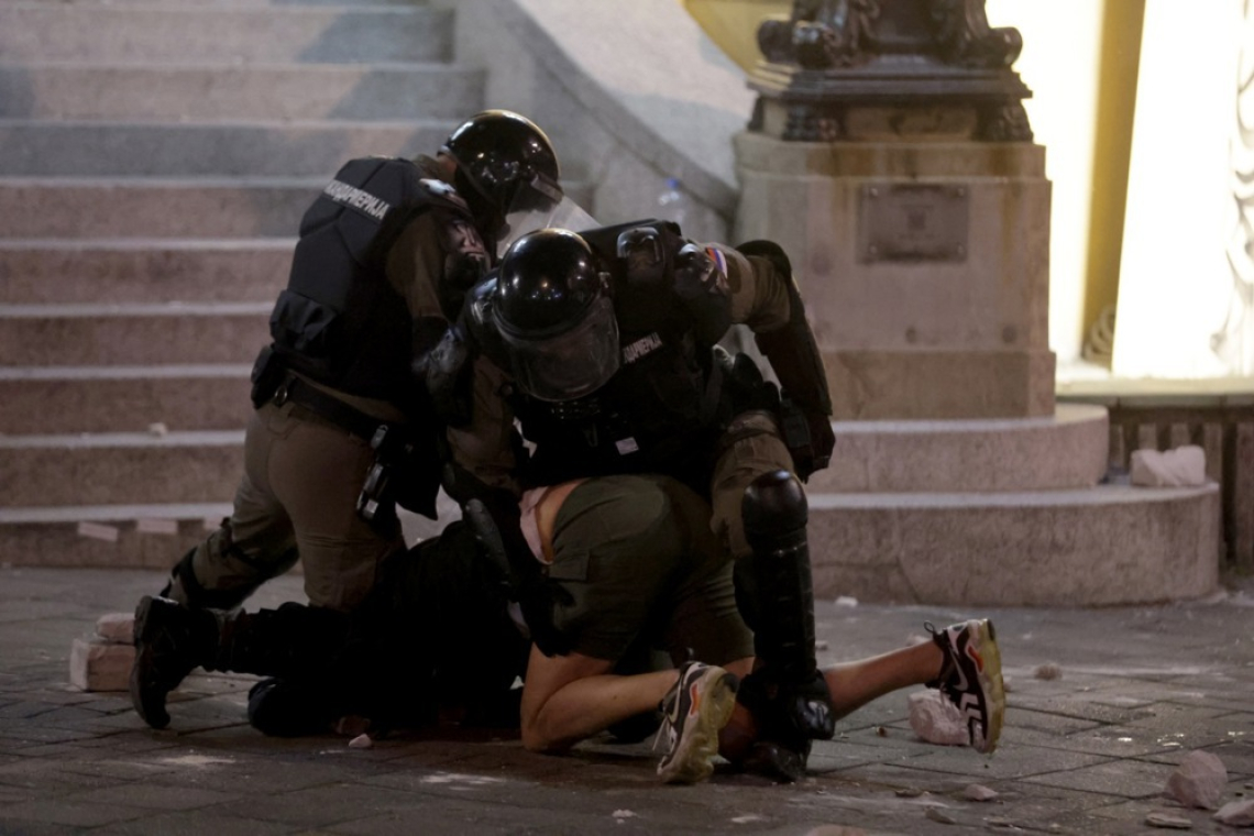 Po mirnem protestu v Beogradu izbruhnili spopadi s policijo