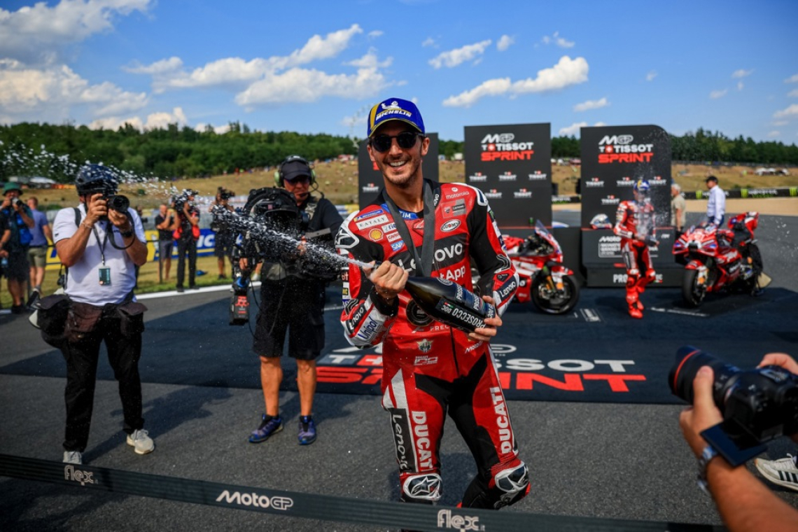 Bagnaia zmagovalec sprinta v Brnu, Bezzecchi v pesku